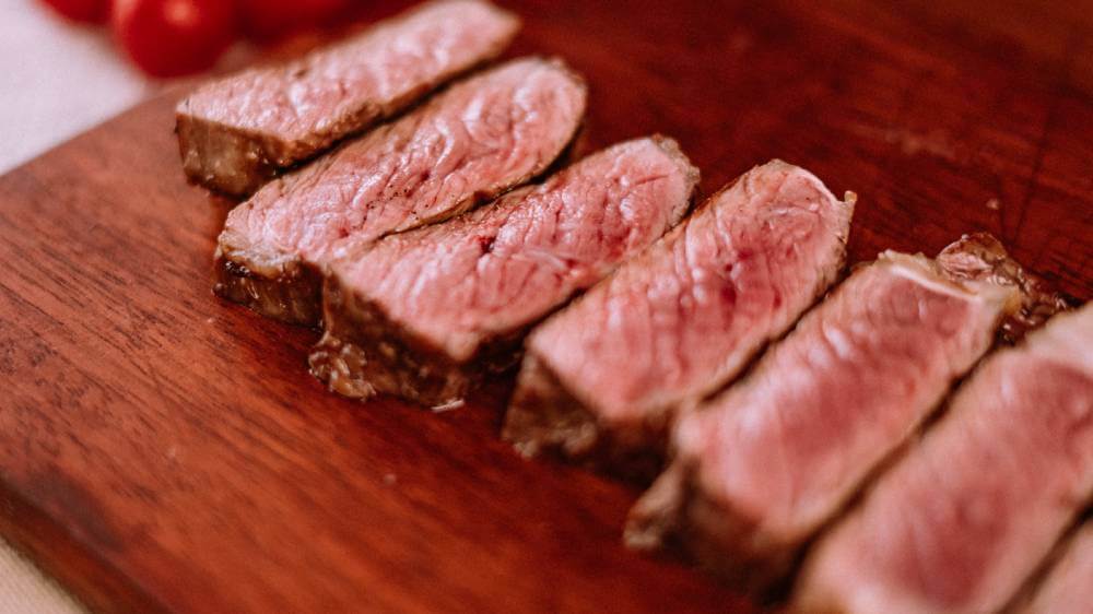 Carne nobre fatiada, ao ponto.